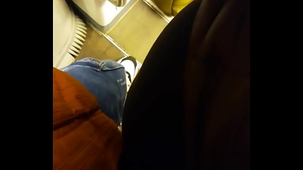 Le doy arrim&oacute;n y ella me agarra la verga en p&uacute;blico. Casero real 