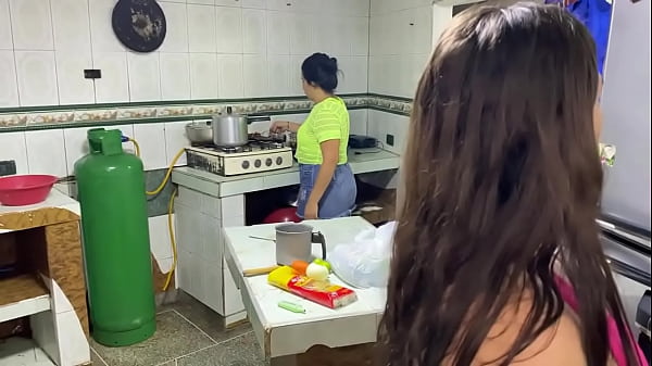 Play MP4 - mi prima me masturba con una zanahoria me exito mucho hasta que me corra