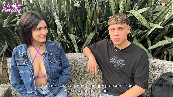 Reclutando_a un chico cercade la estacion_de metroen medellin colombia