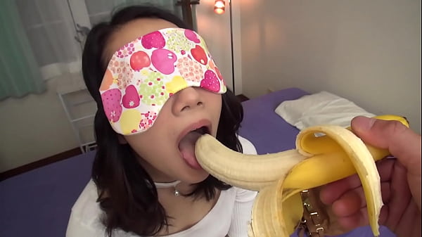 Play MP4 - 目隠しで口の中身を当ててみよう！仕事帰りのスレンダーOLりょうこさん&lpar;23&rpar;&srarr;「全部当てたら賞金10万！何に使う？」「貯金ですかね」&srarr;次々クリアする冷静沈着美脚OL。だがチョコまみれのチ&cir;ポが何か解らない&hellip;&srarr;チャレンジ失敗。諦めきれない彼女にSEXの提案ww