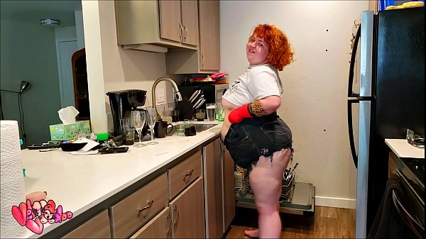 Ginger bbw washing dishes and bouncing that big booty