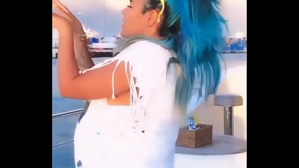 Karol g en yate mostrando su rico culito