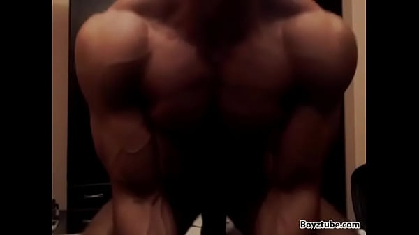 Play MP4 - Luke Showing his Gorgeous Body