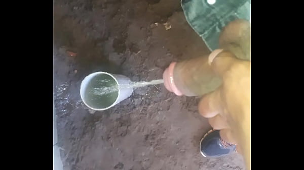 Novinho mijando na casa em constru&ccedil_&atilde_o / pissing on building