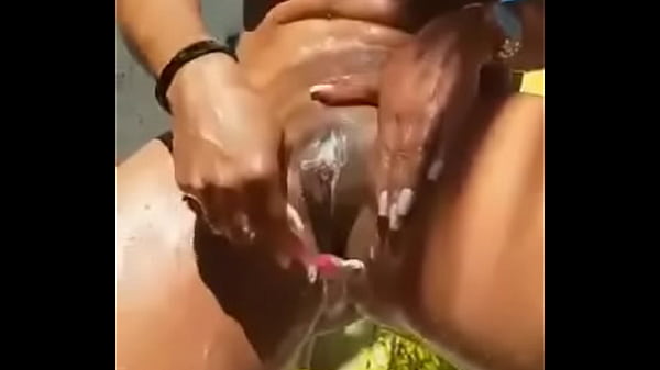 Play MP4 - Mexi no celular da minha irm&atilde; e vi um v&iacute;deo dela se depilando&period;