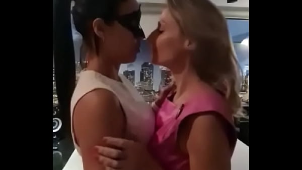 Ah safadinho e voc&ecirc;s querem me ver em cena l&eacute;sbica com essa morena cavala deliciosa toma aqui uma previazi 