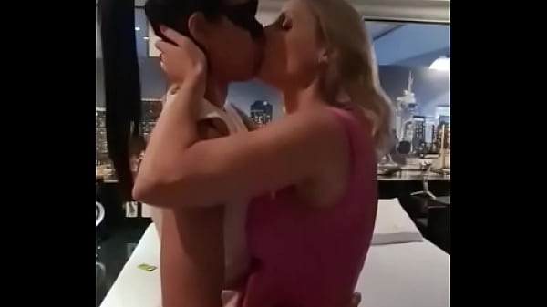 Ah safadinho e voc&ecirc;s querem me ver em cena l&eacute;sbica com essa morena cavala deliciosa toma aqui uma previazi 