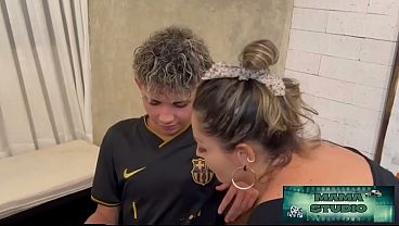 Trepei com minha madrasta safada para que ela nao conte ao meu padastro corno que me pegou assistindo porno na hora do jantar