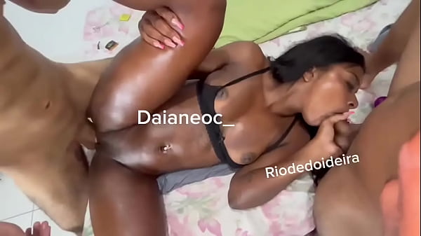 Que del&iacute;cia fico cheia de tes&atilde;o enquanto um me soca gostoso enquanto mamo ? 