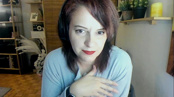 Nonton Italian Stepmom Farts Under Her Big Pajamas And Makes You Horny thumbnail