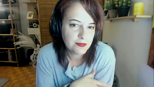 Play MP4 - Italian stepmom farts under her big pajamas and makes you horny