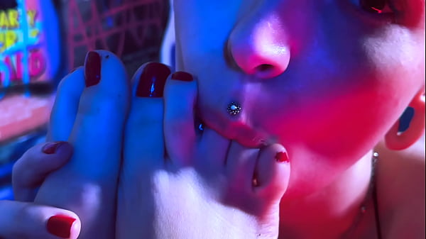 Nonton Hottie Babes Playing Footsies Messy Foot Play thumbnail