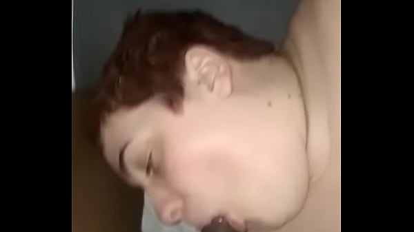 Sucer une bonne bite noire et squirter ...