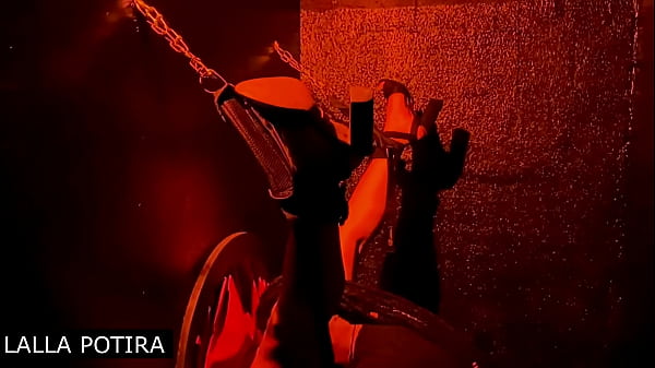 Neg&atilde;o arrombou minha buceta na frente do corno que s&oacute; ficou olhando 