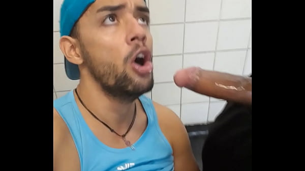 Trabalhador Sendo Mamado Por Um Gay No Banheiro P&uacute;blico, Safado Muito Dotado Estava Cheio De Leite Na Pica. thumbnail
