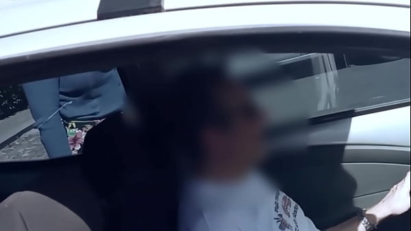 Play MP4 - Masturbo a un extra&ntilde;o en su auto mientras mi marido filma todo