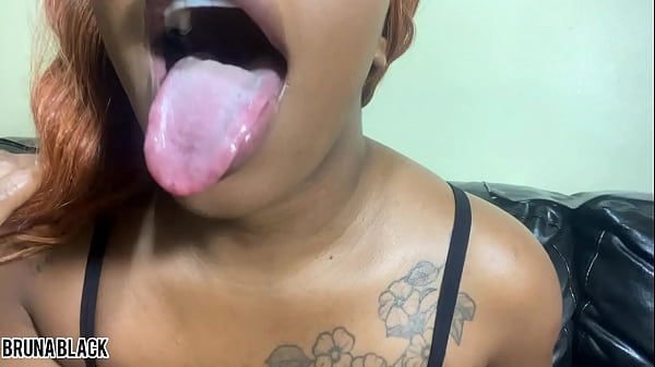 Play MP4 - Punheta - Guiada Negra safada falando sacanagens enquanto toca sua linda bucetinha meladinha