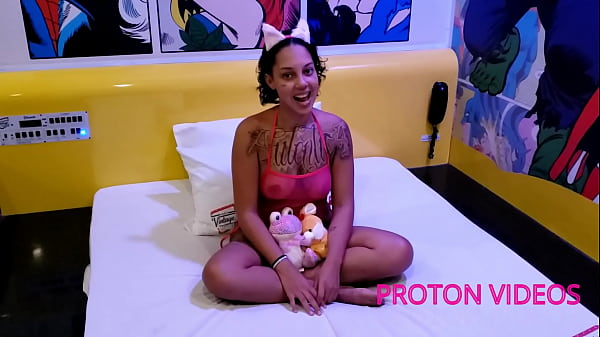 Fudendo a gatinha novinha Athena Queen 