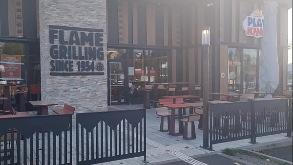 Nonton Un Fan Voyeur A D&eacute;cid&eacute; De M'accompagner Au Bk, Je Commence Par Me Doigter La ... thumbnail