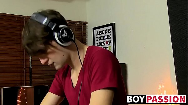 DJ twink jerks himself off and loves it 