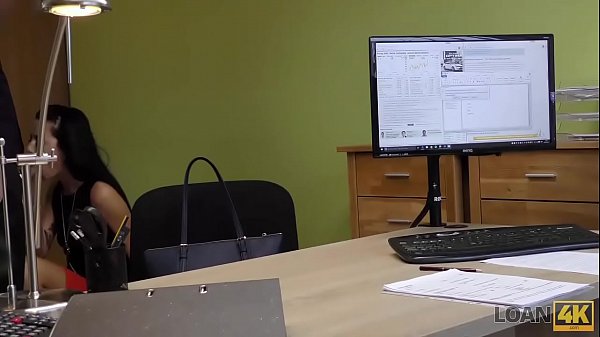 LOAN4K. Maigre brune passe devant un_vrai casting sexuel_a une agence de credit