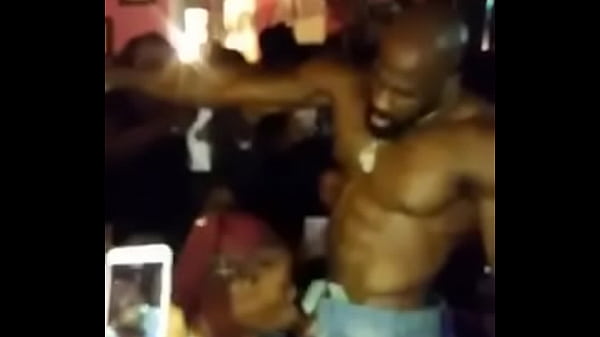 Play MP4 - Fellation en public