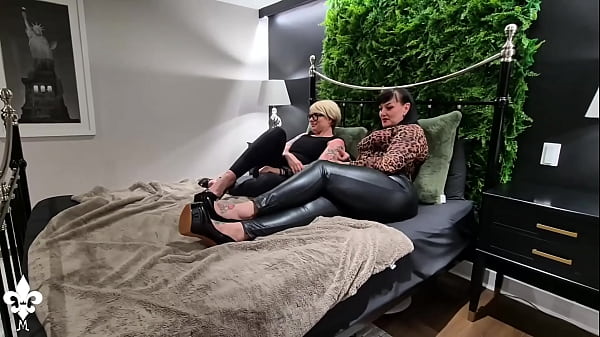 Nonton Double Domme Shoes & Foot Worshipping! thumbnail