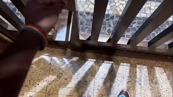 Lambendo Os P&eacute;s Suados Do Entregador Ifood thumbnail