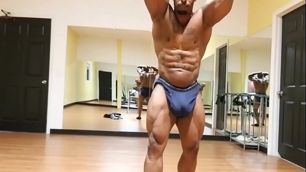 Play MP4 - Dectric Lewis - Showing out a lil bit