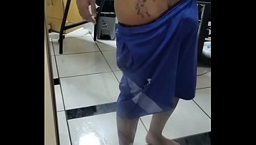 Negã_o macho gemendo de dor e se agarrando no pau do tatuado loiro Negã_o macho gemendo de dor e se agarrando no pau do tatuado loiro
