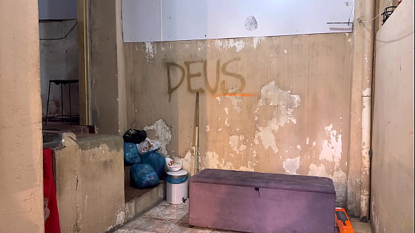 Nonton Na Pracinha No Meio Da Favela Se Pegamos Gostoso At&eacute; Gozar ! Enquanto Um Homem Estranho Batia Punheta Escondido No Beco Da Favela ! thumbnail