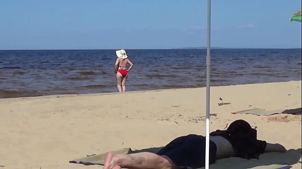 Nimble mature mommy has fun with young guys on the beach))) 