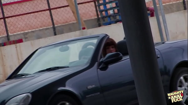 Nonton A Voluptuous Redhead Is Seduced In A Parking Lot And Performs Deep Oral Sex On His Large Penis. thumbnail