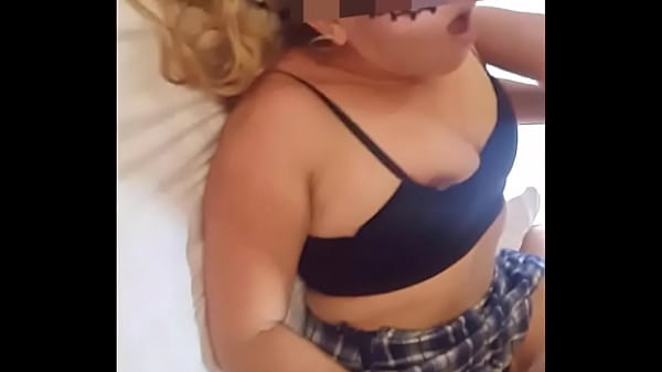 Play MP4 - Feliz Navidad Cuckold&comma; Pam Hotwife de colegiala y sin condon follando frente a su marido no aguanta las ganas de unirse y meterle la verga