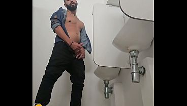 Batendo uma no banho