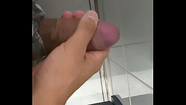 Punheta muito gostosa do corno no banheiro 