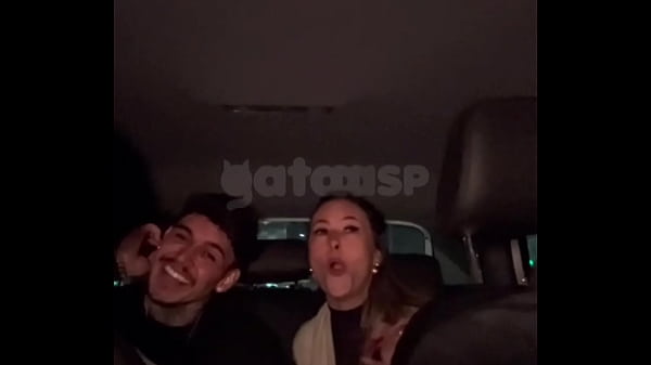 Conheci Um Gato No Barzinho, Fiquei De Namoradinha E Levei-o Embora No Meu Carro, Enquanto Corno Dirigia! thumbnail