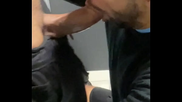 Play MP4 - Esse macho foi para um congresso e mamou o h&eacute;tero da igreja roludo no banheiro at&eacute; ele gozar