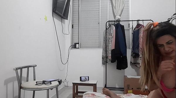 Vivi guedez went to test out her new gift from a sex shop and it ended up not working 