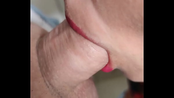 Novinha fazendo boquete gostoso 