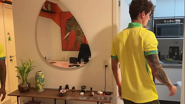 Play MP4 - Sonho do gringo era dar pra dois pauzudos&period; Chamei meu amigo e fizemos uma DP nele&period;