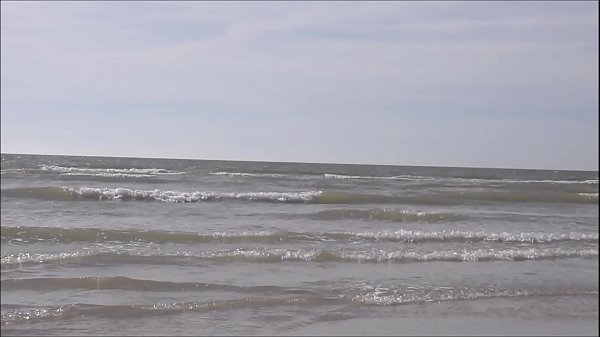 Play MP4 - A wank on a Public beach