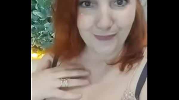 Рыжая в блестящей блузки