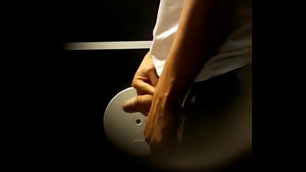 Play MP4 - Boy mijando e ficando de pau duro