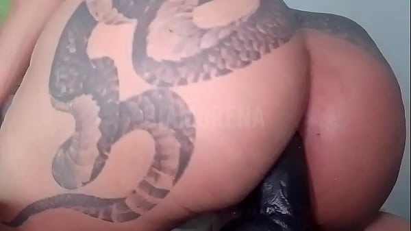 Biamorenamg arrombando o cuzinho 