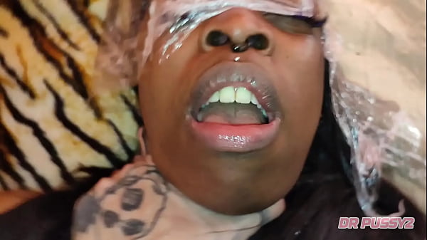 Sexo hardcore masoquista com a novinha africana bdsm