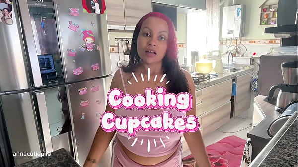 Nonton Chubby Girl Accidental Farting While Baking Cute Cupcakes thumbnail