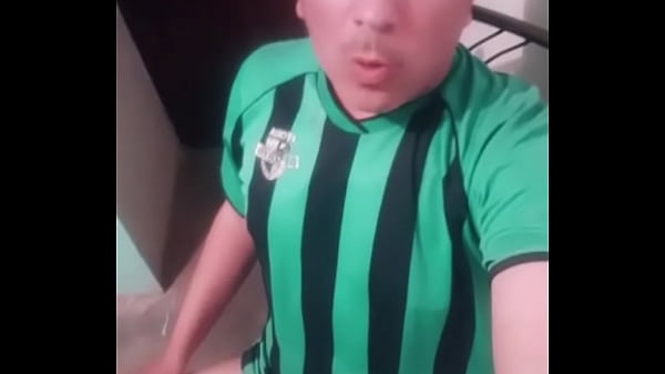 Play MP4 - Latino Desnudo manda saludos