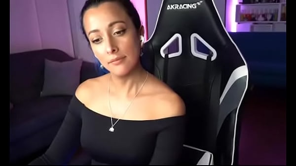 tiny panther luciendo sus_hombros_sensuales en un_live