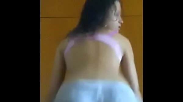 Novinha deliciosa rebola gostoso dan&ccedil;ando funk 
